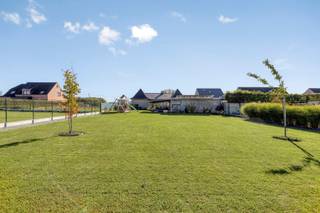 Op zoek naar een ruime gezinswoning met een prachtige tuin en tal van mogelijkheden? In Outer bevindt zich deze vrijstaande woning in bungalowstijl, gelegen op een mooi perceel van maar liefst 15 are. De woning biedt een aangename combinatie van ruimte, comfort en praktische voorzieningen. <br /><br />Via de inkomhal bereikt u de ruime, lichtrijke leefruimte, waar de gezellige houtkachel voor extra sfeer zorgt. Dankzij de grote raampartijen geniet u hier van een prachtig zicht op de omgeving. Aansluitend bevindt zich de ingerichte keuken met gezellige eetplaats. Verder beschikt de woning over drie volwaardige slaapkamers, een afzonderlijke bureauruimte en een badkamer met douche.<br /><br />Een absolute meerwaarde is de ruime veranda, die uitgeeft op de tuin en verschillende gebruiksmogelijkheden biedt. Ook aan opbergruimte is er geen gebrek dankzij de garages, bijkomende bergingen en ruime zolder. <br /><br />Buiten geniet u van een uitzonderlijk ruime tuin met open zicht, een aangenaam terras en een overdekte buitenruimte. De ideale omgeving voor gezinnen, tuinliefhebbers of wie graag geniet van rust en privacy.<br /><br />Extra troeven: <br />- zonnepanelen<br />- conforme elektriciteit<br />- warmtepomp<br />- houtkachel<br />- EPC D - geen renovatieplicht<br /><br />Deze bungalow is de ideale keuze voor wie op zoek is naar comfortabel gelijkvloers wonen, met een zee aan ruimte en tal van extra mogelijkheden! Zeker een bezoek waard! Voor meer informatie en/of een bezichtiging: 054 23 53 83 of info@localsvastgoed.be