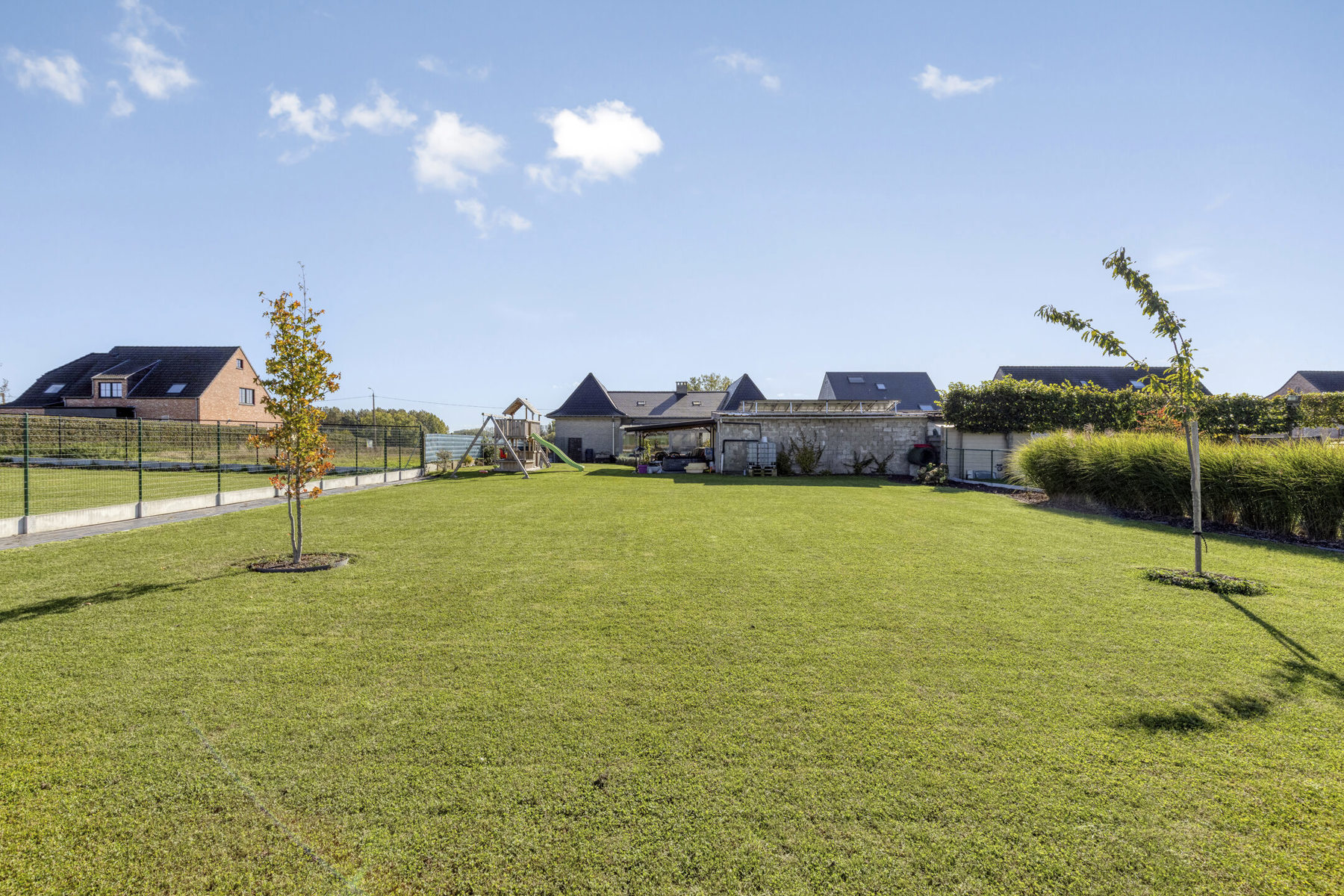 Ruime open bebouwing op 15a met prachtige tuin en garages - foto 3