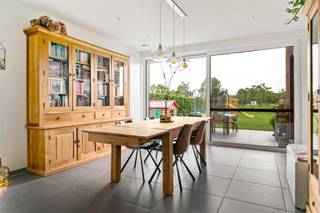 <p><span>Perfect instapklare &amp; energiezuinige gezinswoning met 4 (mogelijk 5!) slaapkamers, uiterst gunstig gelegen in het landelijke Sint-Katelijne-Waver.</span></p><p><span> </span></p><p><span>Deze recente woonst, bouwjaar 2019, is voorzien van alle moderne comfort en werd opgebouwd met uiterst kwalitatieve materialen. Energiezuinigheid is een absolute troef, mede dankzij zonnepanelen en driedubbele beglazing . Deze lichtrijke woonst biedt een aangename thuis met ruime woonkamer en halfopen keuken, ideaal om mensen te ontvangen. Op de verdiepingen zijn er in totaal 4 slaapkamers, waarvan de ruime polyvalente kamer op de tweede verdieping eenvoudig kan gesplitst worden om een extra kamer in te richten. Een badkamer is voorzien van ligbad en inloopdouche. Achteraan de woning kan u tot rust komen in de aangelegde tuin met prachtig zicht op achterliggende weilanden en groen. Een ruime oprit biedt voldoende parkeergelegenheid. Tal van bergruimtes en een knappe tuinberging zorgen voor heel wat stockageruimte.</span></p><p><span> </span></p><p><span>Een unieke kans voor wie een woning zoekt gelegen in een recente verkaveling, op fietsafstand van winkels, scholen, sport- en ontspanningsmogelijkheden, als ook met een vlotte verbinding via belangrijke invalswegen, openbaar vervoer en fietsostrade. Centraal gelegen tussen Brussel en Antwerpen.</span></p><p><span> </span></p><p><span>Kom de troeven van de woonst ter plaatse ontdekken en maak een afspraak: 015/755 444 of <span>info@immovercammen.be</span></span><span> </span></p><p><span>Beschikbaarheid overeen te komen (uiterlijk najaar 2027).</span></p><p><span> </span></p><p><span> </span></p>