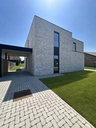 <p>Prachtige nieuwbouwwoning te huur 3 slpks in Hechtel-Eksel:</p><p><br /></p><p>- Indeling: voortuin, inkomhal, apart toilet, woonkamer met open keuken, berging/wasplaats, terras met tuin, tuinberging, tuinhuis, carport, nachthal, slaapkamer 1, slaapkamer 2, badkamer, apart toilet, slaapkamer 3</p><p>- Luxe afwerking</p><p>- Carport en tuinhuis</p><p>Zeer energiezuinig EPC: A</p><p>- Vloerverwarming, warmtepomp, ventilatiesysteem</p><p>- Centrale ligging in Hechtel-Eksel</p><p>- Keuken volledig uitgerust met Whirlpooltoestellen</p><p>- Gemeenschappelijke kosten inbegrepen in huurprijs</p><p>- Beschikbaar vanaf 15/07/2026</p><p>Interesse? laura@eratournier.be</p>