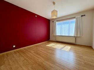 Appartement op de eerste verdieping met ruim zonneterras en 2 slaapkamers<br /><br />Dit aangename appartement is gelegen op de eerste verdieping, aan de rustige achterzijde van het gebouw.<br /><br />Bij het binnenkomen betreedt u de lichtrijke leefruimte. Vanuit de leefruimte heeft u toegang tot een ruim zonneterras. Aansluitend bevindt zich de keuken.<br /><br />Het appartement beschikt verder over twee slaapkamers, een aparte praktische ruimte voor de wasmachine, een toilet en een badkamer uitgerust met een bad en lavabo.<br /><br />Als extra troef bestaat er de mogelijkheid om twee garageboxen bij aan te kopen. Beide garageboxen zijn gelegen aan de achterzijde van het gebouw. De ene garagebox wordt aangeboden voor € 15.000, de andere voor € 20.000.<br /><br />Een interessant appartement met een aangename buitenruimte en de mogelijkheid tot aankoop van één of beide garageboxen.