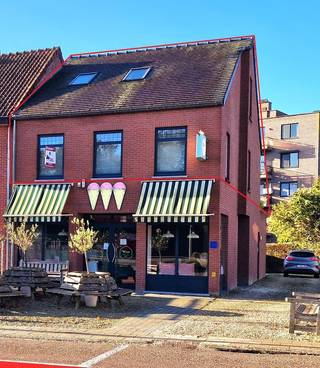 Voor een bezichtiging bel Kim 0473 723 362.Ruim duplex-appartement ( 150 m² bruto of 128 m² leefruimte ) met 3 ruime slaapkamers en ZONDER VASTE...
