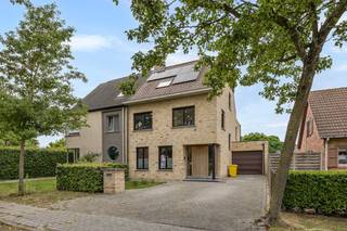 Indeling als volgt:<br /><br />- Open keuken (34m²) met inductie kookvuur, afzuiging en veel kastruimte.<br />- Leefruimte (31m²) op tegelvloer met voorziening om kachel te installeren<br />- Inkomhal met apart toilet (8m²)<br />- Ruime garage (31m²) met automatisch poort vooraan en handmatige poort richting tuin. De garage is voorzien van 380V. De installatie voor zonnepanelen staat hier.<br />- Tussenruimte (4m²) die toegang geeft tot garage en kelder<br /><br />1ste verdieping<br />- Slaapkamer (12m²) vooraan<br />- Slaapkamer (13m²) vooraan<br />- Slaapkamer (17m²) achteraan<br />- Extra speelkamer/dressing (8m²)<br />- Ruime badkamer (18m²) met bad, douche, dubbele lavabo, toilet en aansluiting voor was- en droogmachine<br /><br />2e verdieping<br />- Zolder/slaapkamer (30m²) te bereiken via een vaste trap en voorzien van 2 dakramen. Mogelijks in te richten tot 2 slaapakmers<br />- Bergingen/dressing (6m² en 4m²)<br /><br />De woning is volledig onder keldert (60m²) waar de installatie van het centraal stofzuigersysteem staat en de installatie voor de regenwaterput. <br /><br />De diepe tuin is volledig omheind en voorzien van een ruim terras (35m²) en een tuinhuis. <br /><br /><br />DIVERSEN:<br />- Domoticasysteem<br />- Regenwaterrecuperatie voor toiletten, buitenkranen en wasmachine.<br />- Oprit met plaats voor twee wagens<br />- nieuwe aluminium ramen vooraan + zijkant<br />- Houten ramen achteraan, voorzien van vliegenramen<br />- Overal elektrische rolluiken<br />- Automatische buitenverlichting<br />- Alarmsysteem<br />- Ketel recent vernieuwd<br /><br />Bestuursmaatregelen in het maatregelenregister: nee