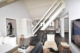 Dit gezellig- en lichtrijk duplexappartement situeert zich in “Residentie Emma" en is rustig gelegen, doch in het centrum van Kasterlee.Verschillende...