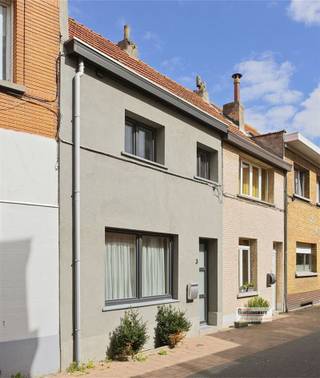 <p><span>Gemoderniseerde woning met twee slaapkamers en koer.</span></p><p><span> </span></p><p><span>Centraal gelegen, dichtbij openbaar vervoer en scholen. <br />Living met open keuken en koer op het gelijkvloers.<br />Op de eerste verdieping zijn er twee slaapkamers en een badkamer.</span></p><p><span>Er is ook nog een zolder.</span></p>