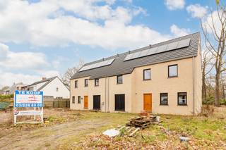 Energiezuinige, instapklare nieuwbouwwoning op 1.120 m² grond op aangename ligging in Schoten. Indeling van de woning:Gelijkvloers: +/- 73.5...