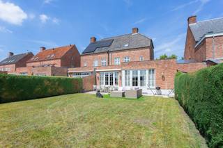 <p><strong>Ruime, charmante en kwalitatief afgewerkte halfopen bebouwing gelegen op een perceel van 419m², met 4 slaapkamers, 2 badkamers, een inpandige garage, oprit en een privatieve, zonnige zuidgerichte tuin. De woning is gelegen in een rustige eenrichtingsstraat in Kontich, op een centrale locatie met een vlotte verbinding naar belangrijke invalswegen, scholen, winkels en omliggende gemeenten.</strong><br /><br /><strong><strong><span><span>INDELING;<br /></span></span></strong></strong>Bij het betreden van de woning komt u in de INKOMHAL, die voorzien is van een apart gastentoilet met handwasser en een vestiaire. Van hieruit bereikt u de ruime en lichtrijke LEEFRUIMTE van ca. 48m², afgewerkt met een parketvloer en uitgerust met een open haard. Deze aangename leefruimte bestaat uit een charmante ZITHOEK/SALON van ca. 6.46 m x 4.86 m met bibliotheek en een EETKAMER van ca. 4.16 m x 3.91 m, waardoor er een ideale indeling ontstaat voor zowel gezellige familiemomenten als het ontvangen van gasten.</p>
<p>Aansluitend bevindt zich een aparte BUREAU/SPEELKAMER van ca. 11.8 m², bereikbaar via het salon. Deze ruimte is afgewerkt met een beige stenen vloer en beschikt over praktische opbergkasten, waardoor ze perfect kan dienen als thuiswerkplek, hobbyruimte of speelkamer.</p>
<p>De ruime, volledig ingerichte LEEFKEUKEN van ca. 27 m² (4.10 m x 6.55 m) is voorzien van talrijke opbergkasten, een gezellige ontbijthoek met extra kastruimte en kwalitatieve inbouwtoestellen, waaronder een elektrisch kookvuur, oven, microgolfoven, friteuse, koelkast, diepvriezer, vaatwasser en een anderhalve spoelbak.</p>
<p>Zowel de leefruimte als de bureau/slaapkamer geven rechtstreeks uit op de prachtige, privatieve ZUIDGERICHTE TUIN met TERRAS, waar u de hele dag van de zon kunt genieten. Het terras is bovendien uitgerust met een automatisch bediende zonnetent, wat zorgt voor extra comfort tijdens warme zomerdagen.</p>
<p>Verder beschikt de woning over een inpandige GARAGE van ca. 19 m², voorzien van een automatische poort en een rechtstreekse toegang tot de tuin. Er is tevens een oprit voor meerdere wagens.</p>
<p>Op de <i>eerste verdieping</i> geeft de NACHTHAL toegang tot een apart toilet. De eerste slaapkamer van ca. 3.91 m x 4.16 m met een ensuite DRESSINGRUIMTE van ca. 2.50 m x 1.60 m met ingemaakte kast. De BADKAMER van ca. 7.8 m² (2.50 m x 3.11 m) is ingericht met een ligbad, een regendouche en een dubbel wastafelmeubel. Verder heeft u SLAAPKAMER 2 van ca. 4.10 m x 3.91 m met een praktische ingemaakte kastwand.</p>
<p>De <em>tweede verdieping</em> biedt plaats aan nog twee volwaardige slaapkamers. SLAAPKAMER 3 van ca. 4.10 m x 3.91 m en SLAAPKAMER 4 van ca. 4.16 m x 3.91 m met opbergruimte. Daarnaast beschikt deze verdieping over een tweede ingerichte DOUCHEKAMER, uitgerust met een douche, wastafel en een apart toilet, wat deze verdieping ideaal maakt voor een groter gezin, tieners of gasten.<br /><br />Verder is er een opbergzolder bereikbaar via een uitklaptrap</p>
<span><strong>BIJZONDERHEDEN;</strong> </span><br />* Charmante, ruime en lichtrijke halfopen bebouwing<br />* Mooi aangelegde zonnige tuin en charmante aangelegde voortuin <br />* Opbergzolder bereikbaar via een uitklaptrap<br />* Inpandige garage en oprit voor meerdere wagens<br />* EPC: 212kWh/m², HR-ketel op gas (2018), HR-beglazing, videofoon, alarm.