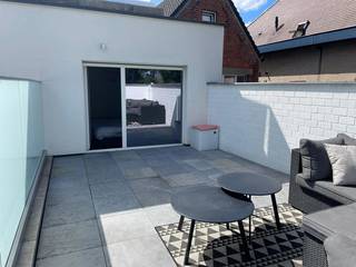 Dit energiezuinige (EPC A) appartement is gelegen op wandelafstand van de markt van Oedelem. U bevindt zich er vlakbij winkels, bushalte, lagere school,.. en u heeft daarnaast een vlotte verbinding naar Brugge, Sijsele, Beernem (E40),…<br /><br />Het appartement is ingedeeld in:<br />Leefruimte, keuken (met kwaliteitstoestellen: kookplaat, dampkap, combi-oven, koelkast, vaatwas en spoelzone), wasberging, dressing, 3 slaapkamers, badkamer (met ligbad, douche, toilet en dubbele lavabo) en 3 terrassen.<br /><br />Het appartement is uitgerust met kwaliteitsvolle parketvloer in leefruimtes en slaapkamers. De badkamer en bergingen zijn van tegels voorzien.<br /><br />Op de verschillende terrassen kunt u doorheen de volledige dag van een plaats in de zon genieten.<br /><br />Gemeenschappelijke delen en buren: het gebouw is steeds tot in de puntjes onderhouden en u komt er terecht tussen rustige en lieve medebewoners. In de gemeenschappelijke delen is een lift voorzien. <br /><br />Energiezuinigheid: de EPC-score A dankt het appartement aan z’n isolerende beglazing, recente centrale verwarmingsketel, isolatie,…<br /><br />De elektriciteit is goedgekeurd tot 2044.<br /><br />Aankoop garagebox met extra brede automatische poort en plaats voor 2 wagens mogelijk aan €30.000 . <br /><br />Van dit ruime appartement met 3 slaapkamer en 3 terrassen uw nieuwe thuis maken?<br /><br />Contacteer Bonne Vastgoed 7 op 7 voor meer info via 0468/10.40.40 of info@bonnevastgoed.be