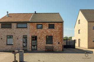 <p><span>100% INSTAPKLARE GEZINSWONING MET EPC A EN ZUIDTUIN!</span></p><p><span>Deze halfopen woning is gelegen in een verkeersluwe straat op een perceel van 510 m². Tien jaar geleden werd de woning volledig gestript en grondig gerenoveerd, kwasie nieuwbouw, technische en energetische vernieuwingen volgens de hedendaagse normen en klaar voor de toekomst.</span></p><p><span>Energiezuinig, lichtinval, comfort en opbergruimte zijn hier de sleutelwoorden. </span></p><p><span>Via de inkomhal met gastentoilet, ingemaakte vestiairekasten en toegang tot de kelder betreedt u de leefruimte. Daarnaast bevindt zich een praktische berging/wasplaats met maatwerk, een inloopdouche en aansluitingen voor wasmachine en droogkast.</span></p><p><span>De open leefruimte (50 m²) vormt één harmonieus geheel met zithoek, eetplaats en een strakke leefkeuken. Deze is volledig ingericht met kwalitatieve Miele-toestellen, een kookeiland met ontbijthoek, een overvloed aan kastruimte en airconditioning, De woning geniet van een aangename lichtinval, een groot schuifraam, voorzien van een vliegenraam, directe toegang tot het zonnige terras met een verplaatsbare Arezzo-overkapping en terrasverwarming.</span></p><p><span>Op de eerste verdieping bevinden zich drie slaapkamers (19 m², 10 m² en 8 m²), een afzonderlijk nachttoilet en een ruime badkamer (13 m²). De masterbedroom beschikt over een dressing, terwijl beide kinderkamers zijn uitgerust met ingemaakte kasten. De badkamer is ingericht met een ligbad, een inloopdouche, een dubbel lavabomeubel met spiegelkast, een extra opbergkast en een sierradiator.</span></p><p><span>Via een luik met een stevige vlizotrap bereikt u de ruime, afgewerkte opbergzolder. Daarnaast beschikt de woning over een kelder. </span></p><p><span>Op het gelijkvloers werd gekozen voor onderhoudsvriendelijke tegelvloeren en de verdieping is afgewerkt met een warme parketvloer.</span></p><p><span>Buiten een volledig omheinde, zuidgerichte en kindvriendelijke tuin met een ruim terras waar u kan genieten van het buitenleven. </span></p><p><span>Achteraan bevindt zich een afzonderlijke garage van 40 m² met een hoge sectionaalpoort, extra bergruimte en een apart toilet. De garage is bereikbaar via de oprit met automatische toegangspoort.</span></p><p><span>De woning werd afgewerkt met duurzame en kwalitatieve materialen en beschikt over tal van extra's, waaronder ingemaakte kasten, zonnepanelen, vloerverwarming, EPC-label A, ventilatiesysteem D, een waterontharder, regenwater-recuperatie aangesloten op de toiletten en buitenkraan, vliegenramen,...</span></p><p><span>Kortom, een verzorgde en energiezuinige woning die volledig instapklaar is en met aandacht voor comfort, kwaliteit en duurzaamheid. </span></p><p><span>Contacteer ons voor meer informatie of plan uw bezoek!</span></p><p><span> </span></p>