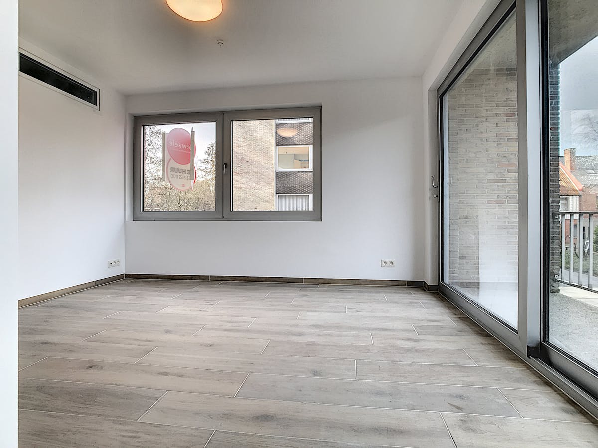 Gerenoveerde studio met 1 slaapkamer en terras te Roeselare. - foto 2
