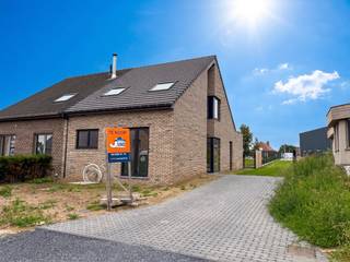 Heerlijk zongericht terras met onderhoudsvriendelijke tuin! Oprit, terras, afsluitingen, gras, ... volledig aangelegd met achteraan privé parkeerplaats met hekken. Super lichtrijke woning met op het gelijkvloers 1 slaapkamer, technische berging, gastentoilet, mooie inkomhal, ruime L-vormige living met open keuken en aangrenzende grote proviandberging. Op de verdieping 2 slaapkamers, waarvan 1 grote met dressingmogelijkheid, badkamer en afzonderlijk nachttoilet ! 10x zonnepanelen van 445W + lucht-water warmtepomp merk Buderus. <br />Prijs gepleisterd en gechapt inclusief afwerking technieken. <br />Aankoop volledig afgewerkt kan ook op vraag. <br />Meer info op www.JUNOvastgoed.be met download zoals plannen, studiefiche EPB, ...