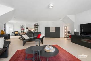 Op een uitzonderlijk gegeerde ligging, pal aan het stadscentrum op wandelafstand van het strand, de Zeedijk, de jachthaven en het station, bevindt zich dit opvallend ruim en stijlvol duplexappartement in residentie Bor D'O.<br /><br />Gelegen op de vijfde en zesde verdieping combineert dit woonvastgoed ruimte, kwaliteit en klasse op een bijzonder elegante manier.<br /><br />Bij het betreden van het appartement komt u in een ruime inkomhal met vestiaire, gastentoilet en praktische berging. Van hieruit bereikt u de lichtrijke leefruimte met open keuken en gezellige eethoek. De moderne keuken is volledig uitgerust met kwalitatieve toestellen. Dankzij de grote raampartijen en de twee terrassen geniet u hier van een overvloed aan natuurlijk licht en van een prachtig open zicht.<br /><br />Op deze verdieping bevindt zich tevens een volwaardige slaapkamer met aansluitende badkamer, uitgerust met een ligbad en dubbele wastafel.<br /><br />Via de houten trap bereikt u de bovenverdieping. Daar vindt u een nachthal met praktische bureauruimte, twee ruime slaapkamers en een tweede badkamer met douche en wastafel.<br /><br />Dit instapklare appartement werd afgewerkt met oog voor detail en kwaliteit. Verder beschikt het over centrale verwarming op aardgas, dubbele beglazing en een conforme elektrische installatie. De privatieve kelder biedt bovendien extra bergruimte. Het appartement is volledig vrij van gebruik. <br /><br />Bent u op zoek naar een ruim duplexappartement op een toplocatie aan de kust? Laat u charmeren door dit unieke aanbod en plan vandaag nog uw bezoek.<br /><br />