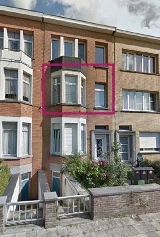 🌿 Charmant Appartement met terras &amp; parken om de hoek!<br /><br />Welkom in het hart van bruisend Borgerhout, waar levendige stadssfeer en groene rust samenkomen. We ontvangen je graag op onze kijkdag zondag 12 april, contacteer ons voor een tijdslot!<br /><br />Dit lichtrijke appartement verwelkomt je met een warme leefruimte, een praktische keuken, een badkamer met douche en toilet, een gezellige slaapkamer en een extra flexibele kamer die vandaag dienst doet als dressing, maar net zo goed je bureau, hobbyruimte of tweede slaapkamer kan zijn.<br />Op het terras met groene uitkijk geniet je van lange zomerdagen in alle rust — een zeldzame luxe in de stad. Daarnaast beschik je over twee kelders, ideaal voor extra opslag of je fancy fiets veilig op te bergen. <br /><br />De ligging is een absolute topper:<br />🌳 Twee parken om de hoek – Boelaarpark &amp; Boekenbergpark<br />☕ Hippe hotspots op wandelafstand – Bloemberen, Rocco, Bocal, Fredo &amp; meer<br />🚆 Mobiliteit troef – Slechts 20 min. wandelen naar Berchem Station<br />🚌 Vlot openbaar vervoer naar het bruisende hart van Antwerpen<br />🛣️ Snelle toegang tot de autostrade.<br /><br />Een thuis waar je meteen voelt: hier woon je met plezier.