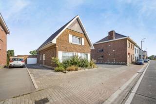 Immo Pické biedt U deze gunstig gelegen woning aan in de nabijheid van winkels, scholen, openbaar vervoer en de belangrijkste verbindingswegen. Deze woning bestaat uit een inkomhal met gastentoilet, een woonkamer, een eetkamer, een keuken, een veranda, een badkamer, een ruime garage, een nachthal en 2 slaapkamers. Deze woning beschikt daarnaast over een berging, 2 open autostaanplaatsen en een terras. Deze woning beschikt op heden niet over een tuin.