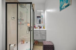 <span><strong>***alle informatie op www.connect-immo.be***</strong></span><br /><br /><strong>De Tiensestraat</strong><span> </span>ademt sfeer met zijn<span> </span><strong>heterogeen straatbeeld</strong>: enerzijds heb je de verschillende stijlen van historische gebouwen en anderzijds kan je er een combinatie vinden van woonhuizen, handelspanden en kantoren.<br /><br /><span>Niet alleen de leuke ligging van het pand is een troef maar ook de faciliteiten in de nabijheid zijn mooi meegenomen. Supermarkten, scholen, campussen, aula’s, faculteiten, printshops, apotheek… op wandel/ fietsafstand. Wil je graag een avondje stappen dan is de Oude Markt op wandelafstand. Ook voor een hapje en drankje ben je in de Parijsstraat/ Muntstraat/ Tiensestraat aan het juiste adres. Leuven zit vol met verborgen schatten en met een kot in de Tiensestraat zal het een dagelijkse ontdekking zijn.<br /></span><br /><span>Deze studentenresidentie is een </span><strong>vernieuwbouwproject</strong><span>. De renovatie wordt uitgevoerd met aandacht voor detail, afwerking en kwaliteitsvolle materiaalkeuze. Ook voldoet het gebouw aan </span><strong>de gevraagde strenge energiezuinigheidsnormen.</strong><span> De entiteiten zijn kamers eigen sanitair, dewelke volledig bemeubeld aangeboden worden. Bovendien is er </span><span>een gemeenschappelijke keuken aanwezig zodat studenten samen kunnen kokerellen! Een echte troef aan dit pand is de gemeenschappelijke buitenruimte, waar de studenten gezellig samen kunnen ontspannen!<br /></span><br /><span><strong><span>Interesse? Vraag je brochure op en plan uw bezoek in met onze Expert Investeringsvastgoed: Jacky@connect-immo.be of 0495 53 46 49</span><br /></strong></span><br /><span>EPC: 13 kWh/m2jaar - A label - 3010931</span><br /><strong>Verkoop onder het registratiestelsel</strong><br /><span>Wg, G</span><span>dv, Gvkr, Gvv</span>