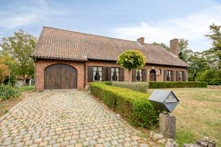 Deze woning profiteert van een goede ligging nabij een prachtige natuurrijke omgeving in Retie (bossen, meren, kanalen, wandelpaden, etc.)...