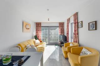 <p><strong>Blankenberge: Appartement met zeezicht en terras te koop!</strong></p>

<p>Droomt u van een eigen plek aan zee of bent u op zoek naar een interessante investering? Ontdek dit lichtrijke appartement met 1 slaapkamer en zonnig terras, gelegen op de 5e verdieping van een moderne residentie op een toplocatie in Blankenberge. Dankzij de centrale ligging op de Zeedijk geniet u dagelijks van een adembenemend zeezicht én bevindt u zich op wandelafstand van de jachthaven, winkelstraat, het bruisende centrum en het openbaar vervoer.</p>

<p><strong>Indeling:</strong> Ruime en lichtrijke woonkamer met directe toegang tot het zonnige terras, open, functionele keuken, badkamer en aparte slaapkamer.</p>

<p><strong>Troeven:</strong></p>

<ul><li>Prachtig zeezicht.</li><li>Zonnig terras.</li><li>Vlak bij winkels, jachthaven en openbaar vervoer.</li><li>Verkoop onder erfpacht, fiscaal aftrekbaar.</li></ul>

<p>Meer info? Contacteer Maarten op het nummer 050 42 58 98.</p>