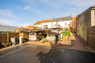 Deze woning is goedgelegen, en biedt veel potentieel voor mensen op zoek naar ruimte.Terras en tuin, dubbele carport achteraan, handige oprit en...