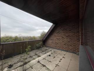 <p><span>HENRI SPILLEMAECKERSSTRAAT 3 / N4, 2850 BOOM: </span></p><p><span> </span></p><p><span>Ontdek dit </span><span>zeer ruime appartement / penthouse van maar liefst 134 m²</span><span>, gelegen in het hart van Boom. Deze unieke woning biedt </span><span>veel potentieel</span><span> en is ideaal voor wie op zoek is naar ruimte, licht en een topligging in het centrum. De leefruimte geeft toegang tot </span><span>twee terrassen</span><span>, waar je kan genieten van een prachtig uitzicht op de </span><span>kerktoren van Boom</span><span>. Openbaar vervoer, scholen en diverse handelszaken zijn dan ook op wandelafstand. Het appartement zelf is gelegen op de 4de verdieping is vlot bereikbaar via de lift.</span></p><p><span>De indeling omvat een </span><span>ruime woonkamer</span><span>, een </span><span>keuken</span><span>, </span><span>drie volwaardige slaapkamers</span><span>, een </span><span>badkamer</span><span> en een </span><span>aparte wc</span><span>. Daarnaast is er ook een </span><span>grote berging</span><span>, wat het wooncomfort nog verhoogt. Hoewel de woning </span><span>een opfrissing</span><span> kan gebruiken, biedt ze een </span><span>uitstekende basis</span><span> om een modern en stijlvol penthouse te creëren volledig naar eigen smaak.</span></p><p><span>Extra troef: </span><span>mogelijkheid tot aankoop van een staanplaats</span><span>.</span></p><p><span>Kortom, dit pand combineert </span><span>ruimte, ligging en potentieel</span><span> een echte buitenkans in het centrum van Boom!</span></p><p><span> </span></p><p><span>Voor meer info of een bezoek: 03 888 44 01 of via <span>info@immodillen.be</span></span></p><p><span> </span></p>