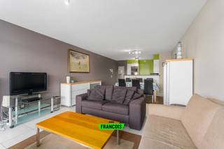 Dit gezellig appartement is gelegen in het hartje van Blankenberge op wandelafstand van het centrum, verschillende handelszaken, de zee, het openbaar vervoer en scholen.<br /><br />U komt het appartement binnen via de inkomhal die u toegang geeft tot de ruime, lichtrijke woonkamer. De woonkamer staat in verbinding met de geriefelijke keuken. naast de keuken vind men ook nog een handige berging. Verder vindt u nog 2 slaapkamers, Bovendien is er nog een badkamer aanwezig met een bad met douchemogelijkheden en een dubbele wastafel en een apart toilet aanwezig. Ook is het zalig vertoeven op het zongerichte terras aanpalend aan het appartement. Het appartement wordt gemeubeld verhuurd,.<br /><br />Deze topper wordt verwarmd via centrale verwarming op aardgas en is voorzien van dubbele beglazing.<br /><br />Aarzel niet langer en leg onmiddellijk uw bezoek vast!<br /><br />Beschikbaar 1/07/2026<br /><br />gemeenschappelijke lasten: 25,- euro /maand<br /><br />