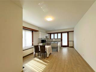 Deze verzorgde gezinswoning is gelegen op een centrale en vlot bereikbare locatie in Wijnegem, vlak bij winkels, scholen, openbaar vervoer en belangrijke invalswegen.<br /><br />De woning beschikt over een inkomhal met een apart gastentoilet en ruimte voor een vestiaire. De gezellige leefruimte met open keuken geeft rechtstreeks toegang tot het terras. De keuken is uitgerust met een 4-pits gasfornuis, vaatwasser, dubbele spoelbak met verlek en een dampkap met afvoer naar buiten.<br /><br />Op de verdieping bevinden zich drie slaapkamers, allemaal voorzien van ingebouwde kasten en Velux-ramen met verduistering en vliegenramen. De badkamer beschikt over een ligbad met douchefunctie, een lavabo en een toilet. Via de badkamer is er bovendien toegang tot een praktische zolderberging.<br /><br />Verder is er een functionele kelder met een recente Viessmann cv-ketel (vernieuwd in 2026). Alle gordijnen en verlichting blijven in de woning.Een private openluchtstaanplaats is inbegrepen.<br /><br />- 3 slaapkamers<br />- Recente Viessmann cv-ketel<br />- Privé autostaanplaats<br />- Centrale ligging nabij winkels, scholen en openbaar vervoer<br /><br />Wenst u een bezoek ter plaatse in te plannen? Surf naar onze website www.vbvastgoed.be en klik op de link "ik ben kandidaat".