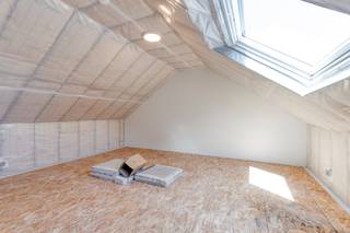 Deze strak ontworpen nieuwbouwwoning van Huysman Bouw ligt in een rustige, nieuwe verkaveling tussen de Eeklostraat en Benninckstraat. De bouwwerken zijn gestart en u koopt aan vaste prijs. De woning is zuidoost georiënteerd op een perceel van 291m² en beschikt over een carport, zolder, 3 slaapkamers en een praktische wasplaats. Dankzij de grote raampartijen geniet u van veel licht en een optimale indeling. Energiezuinigheid staat centraal: warmtepomp met vloerverwarming op beide verdiepingen, zonnepanelen, ventilatie met warmterecuperatie en superisolerende beglazing zijn standaard. Uw interieur kiest u volledig op maat, met begeleiding van onze interieurarchitect. Ruime budgetten voor keuken, vloeren en deuren zijn voorzien. Ontworpen door CAS architecten, met hoogwaardige gevelmaterialen en strakke lijnen. Interesse? Contacteer Ewout Vanden Bussche via 0497 588 888 of contact@huysmanbouw.be.<br />