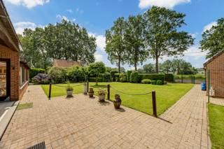 <strong>INDELING</strong><br />Bij het betreden van deze woning kom je in de inkomhal uitgerust met gastentoilet en vestiaire. De ruime leefruimte met aansluitend de veranda geeft een mooi zicht op de zuidwest gerichte tuin. Langs de woonkamer ligt de gesloten keuken met koele berging. Verder zijn er op het gelijkvloers nog 2 slaapkamers, een badkamer met ligbad, wastafel en toilet. Tot slot is er nog een inpandige garage en een ruime wasplaats.<br />De zolderverdieping biedt uitbreidingsmogelijkheden.<br />Achteraan op het perceel staat nog een garage met overdekt terras of werkplaats.<br /><br /><strong>BIJZONDERHEDEN</strong><br />De woning is volledig uitgerust met rolluiken. Met een EPC score D is er geen renovatieplicht. <span>De vermelde “bewoonbare oppervlakte” is gebaseerd op de “bruikbare vloeroppervlakte” zoals vermeld in het EPC.</span><br /><br /><strong>POSITIEVE ASPECTEN</strong><br />Zuid-west gericht<br />Uitbreidingsmogelijkheden<br />Mooi uitzicht<br />Ruim bijgebouw <br />Naar eigen smaak op te frissen