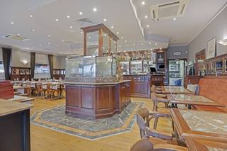 Opbrengsteigendom 'Café de Paris' te koop in Nieuwpoort-Stad, gelegen aan de Kaai 16. Dit ideaal gelegen authentieke pand met lift is...