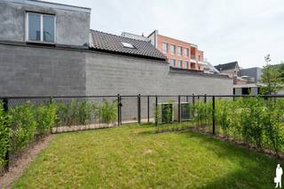 Ruime, energiezuinige stadswoning (4 slk) in het centrum van Lier. <br /><br />Algemeen:<br />- Nieuwbouwwoning in het centrum van Lier (Project Hof Berlamuze)<br />- Rustig gelegen in een autovrije zone doch nabij winkels, openbaar vervoer, scholen,...<br />- Voorzien van nieuwste technieken (warmtepomp, vloerverwarming, ventilatie D,...)<br />- EPC label A (E-peil 35)<br /><strong>- Mogelijkheid tot aankopen aan 6% BTW</strong><br />- Mogelijkheid tot aankopen ondergrondse parkeerplaats<br />- Terras vooraan en stadstuin achteraan<br /><strong>- Ook mogelijkheid tot aankopen casco woning</strong><br /><br />Indeling:<br />Gelijkvloers:<br />- Inkomhal met apart toilet<br />- Open, ingerichte keuken voorzien van alle toestellen met eetplaats en toegang tot het terras vooraan<br />- Aparte berging<br />- Lichtrijke leefruimte met grote raampartij richting privatieve tuin<br /><br />1e verdieping:<br />- 2 ruime slaapkamers op parket<br />- 3e slaapkamer (babykamer) of bureau<br />- Badkamer met dubbele lavabo, inloopdouche en toilet<br /><br />2e verdieping:<br />- Grote master bedroom op parket met ensuite badkamer (douche, toilet, lavabo) en dressing