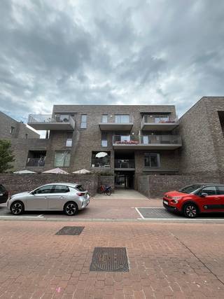 <p>Gemeubeld 1 slaapkamer appartement te huur in een rustige buurt. Het appartement is gelegen in een recent gebouw met een prachtige binnentuin. Lichtrijke ruime living met een mooi terras vooraan van 9m², zongericht. De keuken is ingericht met een frigo met vriesvak, combi-oven, dampkap en elektrische kookplaat. Moderne badkamer met inloopdouche, lavabomeubel en aansluiting voor de wasmachine. Toilet is apart. In de binnentuin hebt u een individuele berghok waar u perfect uw fiets kan in plaatsen. De huurprijs bedraagt €750 aangevuld met €50 forfait algemene onkosten. Het appartement is vrij op 01/08/2026. Ben je geïnteresseerd in dit pand te huur in Oostende? Ga naar de website www.dermul.be, klik op het pand dat je wenst te huren. Via de knop "ik heb interesse" vragen we u kort een profiel in te vullen. Daarna nemen we contact op voor een bezoek. Telefonisch kunnen er geen afspraken gemaakt worden.</p>