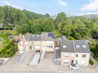 <p><strong>Op zoek naar een rustig gelegen appartement met tuin én een vlotte bereikbaarheid?</strong></p>
<p>Dankzij de rustige ligging geniet dit appartement door de <span>privatieve tuin met terras</span> van veel privacy en een aangename, groene omgeving. Bovendien beschikt de woning over een conforme elektrische keuring, een gunstig EPC-label C en zijn er geen syndickosten. Het appartement is gelegen op wandelafstand van het station van Liedekerke en op slechts 5 minuten rijden van de E40 richting Brussel en Gent.</p>
<p> </p>
<p>Via de inkomhal bereik je de keuken met aansluitend de lichtrijke leefruimte met zicht op de tuin. Verder beschikt het appartement over één volwaardige slaapkamer, apart toilet en een badkamer.</p>
<p>Kortom, een ideale starterswoning of een interessante investering dankzij de combinatie van rust, comfort en bereikbaarheid.</p>
<p><strong>Interesse? Contacteer ons vandaag nog voor een bezoek!</strong></p>