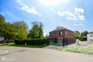 Op een gunstige en rustige locatie en op korte afstand van het centrum van Stekene, vindt u deze alleenstaande woning. De woning biedt u op het gelijkvloers een inkomhal, een lichtrijke leefruimte met houthaard en zicht op de tuin, een praktische en grote keuken die mooi aansluit bij de leefruimte, een kelder, een apart toilet en een garage. Op de eerste verdieping zijn er 3 volwaardige slaapkamers, een kleine berging en een badkamer met dubbele lavabo, douche en toilet. Ruime zolder te bereiken via schuiftrap. De volledig omheinde tuin beschikt over een terras, een carport en een grote berging. De ramen zijn voorzien van dubbele beglazing en automatische rolluiken op de beneden verdieping. Centrale verwarming op aardgas. Zonnepanelen aanwezig. Winkels, scholen, horecazaken, openbaar vervoer, fiets- en wandelroutes en diverse dagelijkse voorzieningen bevinden zich in de nabije omgeving. Vlotte verbinding naar E34. Aarzel niet en contacteer ons vandaag nog voor een bezoek.