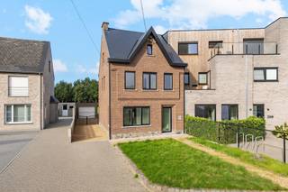 <p><span>Op zoek naar een ruime en instapklare woning met een grote tuin, voldoende parkeergelegenheid en heel wat uitbreidingsmogelijkheden? Dan is deze gerenoveerde halfopen bebouwing in Wichelen absoluut het ontdekken waard.</span></p><p><span> </span></p><p><span>De woning combineert hedendaags wooncomfort met een praktische indeling. Bij het binnenkomen vinden we een aangename inkomhal die toegang geeft tot de ruime leefruimte en de volledig ingerichte keuken. Aansluitend bevindt zich een grote berging/wasplaats, ideaal voor extra opslag en praktisch gebruik.</span></p><p><span> </span></p><p><span>Op de eerste verdieping beschikt de woning over drie volwaardige slaapkamers en een luxueus ingerichte badkamer met ligbad, ruime inloopdouche, toilet en lavabomeubel. Een extra troef is de ruime zolderverdieping, die nog tal van mogelijkheden biedt. Deze kan verder worden ingericht als polyvalente ruimte, hobbykamer of zelfs als twee bijkomende slaapkamers.</span></p><p><span> </span></p><p><span>Buiten geniet de woning van een groot en zonnig perceel van maar liefst 589 m². De ruime zongerichte tuin biedt volop mogelijkheden om te genieten, te ontspannen of gezellig te tafelen met familie en vrienden. Daarnaast beschikt de woning over een aparte garage en een ruime oprit met plaats voor maar liefst drie wagens.</span></p><p><span> </span></p><p><span>Dankzij de verwarming via een warmtepomp is de woning bovendien energiezuinig en klaar voor de toekomst.</span></p><p><span> </span></p><p><span>Een ruime, gerenoveerde gezinswoning met 3 slaapkamers, een grote zolder, zonnige tuin, garage en uitstekende parkeermogelijkheden. Een woning met veel comfort én nog heel wat potentieel, gelegen in een aangename omgeving te Wichelen.</span></p><p><span> </span></p><p><span>Voor meer informatie of een bezoek contacteert u Timothy van Immo Zone op 0474/ 41. 28. 40.</span></p><p><span> </span></p>