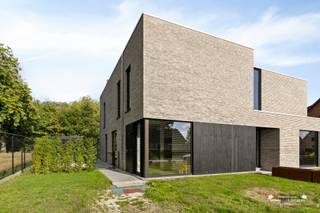 <p><span>Bent u op zoek naar een </span><span>instapklare, energiezuinige en moderne woning</span><span> waar licht, ruimte en kwaliteit centraal staan? Dan is deze prachtige halfopen bebouwing uit 2024 absoluut het ontdekken waard.</span></p><p><span>Gelegen in een </span><span>rustige woonomgeving in Tessenderlo</span><span>, combineert deze woning een aangename ligging met een vlotte bereikbaarheid van winkels, scholen, voorzieningen en belangrijke verbindingswegen.</span></p><p><span>Bij het binnenkomen ervaart u meteen een </span><span>ruim en open gevoel</span><span>. Dankzij de vele raampartijen baadt de woning in het natuurlijke licht. De inkomhal beschikt over een </span><span>gastentoilet</span><span> en verder vinden we hier ook een praktische berging.</span></p><p><span>De </span><span>moderne keuken vormt het hart van de woning</span><span> en staat rechtstreeks in verbinding met de ruime leefruimte. De keuken is hoogwaardig afgewerkt en voorzien van een </span><span>stoomoven, combioven en vaatwasser</span><span>, naast een grote hoeveelheid aan kastruimte. Een ideale plek om te koken, tafelen en samen te genieten.</span></p><p><span>Op de eerste verdieping bevinden zich </span><span>3 ruime slaapkamers</span><span>, een stijlvolle badkamer met </span><span>douche én ligbad</span><span>, een praktische wasplaats en een apart toilet.</span></p><p><span>Ook buiten geniet u van alle comfort. De </span><span>volledig omheinde tuin</span><span> beschikt over een gezellig terras en een tuinhuis, ideaal om te ontspannen of extra spullen te stockeren.</span></p><h3><span>Troeven:</span></h3><p><span>- EPC A<br />- Hoogwaardige materialen en afwerking<br />- Veel natuurlijke lichtinval<br />- Open en ruimtelijk leefconcept<br />- Zonnepanelen<br />- Regenwaterput van 10.000 liter<br /><br /><br /></span><span>Verkoop onder 2% registratierechten</span><span>, mits voldaan aan de wettelijke voorwaarden</span></p><p><span>Een </span><span>jonge, kwalitatieve en energiezuinige woning</span><span> zonder renovatiezorgen. De perfecte combinatie van hedendaags wooncomfort, ruimte, licht en een hoogwaardige afwerking.</span></p>