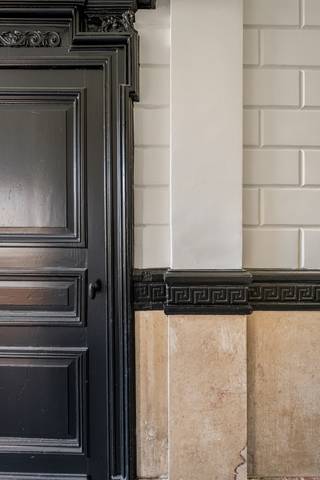 <p>Aan Dok-Zuid 10/11/12 te Gent bieden wij dit stijlvolle gelijkvloers appartement aan, gelegen in een majestueuze herenwoning die in 2025 een complete totaalrenovatie onderging. Hier geniet u van de perfecte synergie tussen de grandeur van een authentiek pand en het nieuwbouwcomfort van vandaag. Ideaal voor eigen bewoning of als waardevaste investering.</p><p><strong>Indeling & Sfeer</strong></p><ul><li><p><strong>Inkomhal & Grandeur:</strong> Binnenkomen doet u via de imposante gemeenschappelijke inkomhal die meteen de klasse en sfeer van weleer uitstraalt.</p></li><li><p><strong>Leefruimte & Keuken:</strong> Een royale, lichtrijke leefruimte voorzien van een strakke, moderne leefkeuken. Dankzij de uitzonderlijke plafondhoogtes en grote raampartijen ervaart u een heerlijk ruimtelijk gevoel.</p></li><li><p><strong>Slaapgedeelte:</strong> Sfeervolle slaapkamer met een praktisch ingerichte aparte dressing.</p></li><li><p><strong>Buitenruimte:</strong> De leefruimte sluit naadloos aan op een rustgevende, private stadstuin — een absolute zeldzaamheid en meerwaarde in de stad.</p></li></ul><p><strong>Toplocatie aan de Oude Dokken</strong> Gelegen aan de kades van Dok-Zuid geniet u direct voor de deur van de dynamiek van de vernieuwde Oude Dokken en een vrij zicht op het water. Op wandelafstand van het historische stadscentrum en het station Gent-Dampoort, met een uiterst vlotte bereikbaarheid richting de belangrijkste invalswegen (R4/E17/E40).</p><p><strong>Technische specificaties</strong></p><ul><li><p><strong>Staat:</strong> Volledig vernieuwd in 2025 (eerste bewoning na renovatie)</p></li><li><p><strong>Verwarming:</strong> Individuele HR-ketel met radiatoren</p></li><li><p><strong>Energie & Conformiteit:</strong> Zorgvuldig geïsoleerd, conforme elektriciteit en een gunstig EPC (B)</p></li></ul><p><strong>Interesse in een bezoek?</strong></p><p>Laat u betoveren door de ruimte en de klasse van dit unieke gelijkvloers appartement. Neem contact op met <strong>Ellen via 0475.400.770</strong> of <strong>ellen@altro-vastgoed.be</strong> voor een privébezoek of het opvragen van het volledige dossier.</p>
