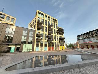 Prachtig éénslaapkamerappartement te huur met staanplaats en gemeenschappelijke fietsenberging in residentie 'Suikertoren' te Veurne. Zeer rustig gelegen, doch slechts op wandelafstand van het openbaar vervoer, winkels en stadscentrum.<br /><br />INDELING:<br />- Inkomhal;<br />- Ruime, lichtrijke leefruimte met open ingerichte keuken voorzien van inductiekookplaat, oven, ingebouwde vaatwasser, spoelbak, dampkap en ingebouwde koelkast. <br />- Overdekt terras (7m²) toegankelijk via het salon;<br />- Berging met aansluiting voor wasmachine;<br />- Apart toilet;<br />- Ruime slaapkamer (12m²);<br />- Badkamer voorzien van wasmeubel en bad/douche.<br /><br />> Kelderverdieping: <br />- Staanplaats 39<br /><br />> Gemeenschappelijke fietsenberging<br /><br />TROEVEN:<br />- Instapklaar;<br />- CV op warmtenet;<br />- Staanplaats inbegrepen in de huurprijs;<br />- Gemeenschappelijke fietsenberging.<br /><br /><br />Gemeenschappelijke kosten: €50/maand<br /><br />Vrij vanaf 01/01/2027<br /><br />Ben je geïnteresseerd in dit pand te huur in Veurne? Ga naar de website www.dewaele.com, klik op het pand dat je wenst te huren. Via de rode knop "vraag je bezoek aan" vragen we u kort een profiel in te vullen. Daarna nemen we contact op voor een bezoek. Telefonisch kunnen er geen afspraken gemaakt worden.