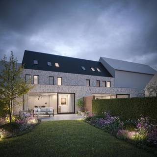 Voor meer info of een bezoek, bel 053 59 49 34 - Op een rustige locatie in Outer (Ninove) bevindt zich deze nieuwbouwwoning. Op het gelijkvloers is er een <strong>carport</strong> aanwezig die toegang geeft naar de inkomhal van de woning. In de inkomhal bevindt zich het apart toilet en de berging. Verder op het gelijkvloers is er gekozen voor een open eet- en leefruimte met open keuken. Via een groot schuifraam in de living bereikt men het aangelegd terras en de aangelegde tuin. Op de eerste verdieping zijn er <strong>drie slaapkamers</strong>, een apart toilet en een ruime badkamer voorzien van ligbad, inloopdouche en dubbele lavabo aanwezig. Via een vaste trap bereikt men nog de <strong>twee zolderkamers</strong>. Op de benedenverdieping is er aan de voorgevel nog een <strong>extra fietsenberging</strong> voorzien. <br /><br /><strong>*Prijs vermeld in de advertentie betreft prijs excl. BTW en kosten.</strong><br /><strong>*Mogelijkheid tot aankoop onder 6% BTW.</strong>