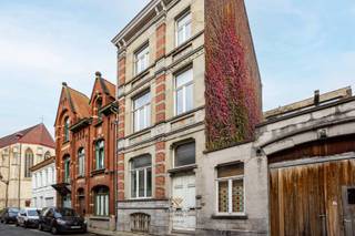 Kom zeker een bezoek brengen aan dit historisch pand gelegen op wandelafstand van de grote markt. <br />Ruim, met drie bouwlagen onder zadeldak en volledig onderkelderd. Bewoonbare oppervlakte van 300 m² met een dakterras van 33 m² met prachtige zichten over de stad. <br />Ideaal gelegen dichtbij alle faciliteiten van de stad. Geen wagen en geen fiets nodig. Hier kan alles te voet.<br /><br />Indeling gelijkvloers : inkomhal, enkele trapjes, dan de open leefruimte met living met inbouwcassette, eetplaats en moderne ingerichte keuken met industriële look. <br />Eerste verdieping: ruim toilet met extra mogelijkheden, enkele trapjes, 2 grote slaapkamers.<br />Tweede verdieping: badkamer, enkele trapjes, 2 grote slaapkamers, 1 dressing.<br />Derde verdieping: toegang tot het terras, enkele trapjes, groter zolder met veel ruimte en potentieel.<br />Kelder : ideaal als berging en technische ruimte.<br />Er is een aparte ruimte voorzien voor de fietsen en vuilbakken.<br /><br />Troef: geen renovatie plicht omdat deze woning op de lijst van het erfgoed staat.<br />EPC E, aan rand van D. Een nieuwe verwarmingsketel op gas is hier de beste oplossing. <br />De woning is asbestveilig. Het dak werd vernieuwd. Overal recente dubbele beglazing.<br /><br />Deze woning kan ook dienen als kantoren, vakantiewoning, familiale woning. <br /><br />De eigenaars van deze voormalige directeurswoning en Vakmans Vastgoed heten u van harte welkom. Voor een bezoek, neem contact op met Fabienne op het nr 0475/34.00.40<br />