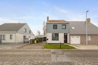 Deze instapklare halfopen bebouwing met oprit en garage is gelegen nabij Bredene Dorp, waar u geniet van een prachtig open zicht over de...