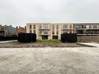 Gelegen op een uitstekende locatie in Brasschaat - Mariaburg, bevindt zich dit stijlvol afgewerkte appartement met een privatief terras. Het appartement maakt deel uit van Residentie Bo, een kleinschalig en duurzaam nieuwbouwproject.<br /><br />Bij het betreden van het appartement komt u via de inkomhal/nachthal in de verschillende ruimtes. Hier is ruimte voorzien voor een vestiaire en een apart toilet.<br />De woonkamer met open keuken vormt het hart van het appartement. De keuken is afgewerkt met fineerhouten fronten en een dekton werkblad, en uitgerust met kwalitatieve toestellen zoals een combi-oven, inductiekookplaat met geïntegreerde dampkap, vaatwasser en koelkast. Dankzij de grote raampartijen geniet de leefruimte van een aangename lichtinval en rechtstreeks toegang tot het zuidwestgericht terras. <br /><br />De woonkamer is voorzien van een tegelvloer met vloerverwarming, wat zorgt voor een aangenaam en energiezuinig binnenklimaat. Verder beschikt het appartement over twee slaapkamers, een praktische berging, en een badkamer uitgerust met een moderne inloopdouche en lavabomeubel.<br /><br />Technisch is het appartement volledig toekomstgericht: een privatief ventilatiesysteem, zonnepanelen en een warmtepomp zorgen voor een zeer laag E-peil.<br /><br />Troeven:<br />+ Nieuwbouw met hoogwaardige afwerking<br />+ Vloerverwarming op warmtepomp<br />+ Zonnepanelen en ventilatiesysteem D<br />+ Ruim terras aan de leefruimte<br />+ Twee slaapkamers<br />+ Energiezuinig en toekomstbestendig<br />+ Lift in het gebouw<br />+ Mogelijkheid tot aankoop van carport of staanplaats<br /><br />Dit appartement is ideaal voor eigen bewoning of als investeringsvastgoed, mede dankzij het verlaagde btw-tarief van 6% in het kader van sloop en heropbouw.