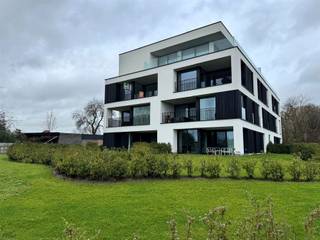 <p><span>Dit prachtige nieuwbouwappartement bevindt zich in een groene en rustige omgeving in Vichte, op wandelafstand van zowel het station als het centrum. De leefruimte is ruim en licht en sluit naadloos aan op de open keuken, die volledig werd afgewerkt met kwalitatieve toestellen. Verder beschikt het appartement over één slaapkamer, een moderne badkamer met een comfortabele inloopdouche en lavabo, een apart toilet en een praktische berging.</span></p><p><span>Daarnaast hoort er een ondergrondse garagebox bij het appartement en zijn er maar liefst twee extra kelderbergingen voorzien, wat zorgt voor heel wat extra opslagruimte.</span></p><p><span>Dit appartement is ideaal voor wie houdt van modern wooncomfort en graag omgeven is door rust en groen, maar toch vlakbij alle voorzieningen wil wonen. Dankzij de uitstekende ligging geniet je bovendien van een vlotte verbinding naar zowel het centrum als het station.</span></p><p><span>Het appartement is volledig geschilderd.</span></p><p><span>De basis huurprijs bedraagt 710 euro per maand, aangevuld met 60 euro gemeenschappelijke kosten.</span></p>