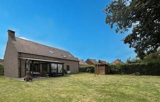 <p><span>Dans le joli petit village de Saintes, proche des commerces, écoles et arrêt de bus accessible à pied, magnifique villa partiellement de plain pied avec joli jardin privatif. La maison se compose d'un hall d'entrée carrelé de 8 m² avec toilette invités vers le beau séjour carrelé de 32 m² et sa cassette à bois. Accès vers la pergola et le beau jardin. Jolie cuisine full équipée récente de 14 m² avec coin déjeuner et accès vers la belle véranda. Via hall de nuit, belle chambres de 14 et dressing de 9 m² avec placards encastrés sur mesure. Salle de douche carrelée de 7 m² avec douche italienne, meuble double vasque et miroir, wc. Beau garage carrelé de 25 m² avec porte sectionnelle électrique et coin buanderie. Beau bureau de 10 m² vers l'étage. Grand espace aménagé de plus 40 m² sous plancher avec vélux et 2e chambre de l'étage de 24 m². Grenier de rangement. Elec ok. Peb C. CC gaz haut rendement. Système d'alarme. Abri de jardin de 20 m². Faire offre à partir de 525.000€. Infos et visites au 02/355.50.55</span></p>