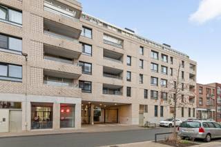 Welkom in deze instapklare duplex-woning uit 2019, gelegen in een rustige en groen aangelegde woonomgeving in hartje Antwerpen. U woont hier in een mooi aangelegd woonpark met binnentuin, op wandelafstand van winkels, scholen en het openbaar vervoer. Het bruisende stadscentrum bereikt u in amper tien minuten, terwijl het populaire Park Spoor Noord zich vlak om de hoek bevindt.<br /><br />Indeling:<br />Op het gelijkvloers komt u binnen via de inkomhal met gastentoilet. De lichtrijke leefruimte sluit naadloos aan op de open keuken en biedt rechtstreekse toegang tot de aangename tuin met terras. Aansluitend vindt u een handige technische berging onder de trap. Verder is er een ruime slaapkamer of bureau op het gelijkvloers, en een praktische douchekamer met aansluitingen voor wasmachine/droogkast en plafondhoge bergkasten.<br /><br />Op de eerste verdieping leidt de nachthal u naar twee volwaardige slaapkamers en een moderne badkamer met ligbad, toilet en dubbele lavabo.<br /><br />Buitenruimte &amp; parkeren<br />De privatieve tuin grenst aan zowel de leefruimte als de gelijkvloerse slaapkamer, ideaal voor gezinnen of wie graag gelijkvloers wenst te wonen. In de ondergrondse parkeerkelder is er een open staanplaats dewelke verplicht is bij te kopen aan € 25.000, -. <br /><br />Troeven<br />- Nieuwbouw (2019) met resterende 10-jarige aansprakelijkheid<br />- Energiezuinig A-label<br />- 3 slaapkamers waarvan 1 gelijkvloers<br />- 2 badkamers, waarvan 1 op het gelijkvloers<br />- Instapklaar en praktisch ingedeeld<br />- Rustig woonerf met private inkom<br />- Staanplaats verplicht aan te kopen € 25.000, -<br />- Gemeenschappelijke fietsenparking<br />- Nabij Park Spoor Noord, winkels, scholen en openbaar vervoer<br /><br />Kortom: Deze woning is ideaal voor gezinnen met kinderen, koppels die comfort op het gelijkvloers zoeken of wie een instapklare woning wenst met alle hedendaagse voorzieningen. U geniet hier van rust en ruimte in een familievriendelijke omgeving, met de stad en het park binnen handbereik. Een bezoek meer dan waard!<br /><br />Plan vandaag nog uw afspraak in en ontdek zelf de troeven van deze woning.