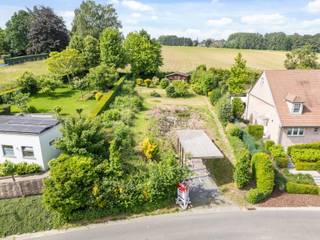 <p>In het groene en landelijke Brakel bieden wij u deze aantrekkelijke bouwgrond aan, ideaal voor het realiseren van uw droomwoning.</p>
<p>Het perceel is geschikt voor een open bebouwing en geniet van een rustige ligging met een vlotte verbinding naar het centrum van Brakel en omliggende gemeenten. Dankzij de gunstige oriëntatie en de aangename omgeving vormt deze grond de perfecte basis voor een lichtrijke en comfortabele woning.</p>
<p>De bouwvoorschriften laten u toe een hedendaagse woning te realiseren, volledig naar eigen smaak en noden. Winkels, scholen en openbaar vervoer bevinden zich in de nabije omgeving, wat bijdraagt aan een uitstekende combinatie van rust en bereikbaarheid.</p>
<p> </p>
<p><strong>Troeven:</strong></p>
<ul><li>Geschikt voor open bebouwing</li><li>Rustige, groene ligging</li><li>Goede bereikbaarheid</li><li>Vrije keuze van bouwstijl (conform voorschriften)</li></ul>
<p>Interesse in deze opportuniteit? Neem gerust contact op voor meer informatie!</p>