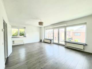 Lichtrijk en ruim appartement op de eerste verdieping van deze kleine residentie in rustige residentiële woonbuurt; Zeer goede locatie nabij alles wat men nodig heeft aan winkels, bank, bakker, openbaar vervoer enz.. Toegang via een comfortabele traphal (geen lift in gebouw); 84 m² + terras met plaats voor tafel en stoelen; Indeling: inkomhall, apart toilet, badkamer met douche en wastafel (met aansluiting wasmachine); Keuken met alle comfort: kookplaat, koelkast, oven, afzuigkap en ruime woonkamer met plaats voor salon en eetplaats, nachthal naar 2 slaapkamers waarvan 1 met doorgang naar het terras; Overal Centrale verwarming op aardgas; dubbele beglazing in kunststof; Vooraan het gebouw hoort bij het appartement een garage alsook een extra berging; Beschikbaar: onmiddellijk; Borg: 3 maanden; Hoofdverblijf te vestigen; Huurprijs: 895 EUR + 30 EUR kosten gemene delen per maand. Epc C/ 228; Info en bezoek: info@elet.immo (dank om uw gsm nr te vermelden aub).
