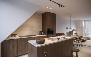 Duplex-dakappartement op de derde en vierde verdieping van de nieuwe residentie "Stan" te Heist-aan-Zee. Een bruikbare vloeroppervlakte van 95 m² + zongericht terras. Energielabel A, zeer energiezuinig. Aankopen aan 6 % BTW is mogelijk. <br /><br />Een super leuk derde verdiep met de leefruimte en de keuken. De leefruimte geeft uit op het terras aan de straatkant. Op dit terras kan een tafel geplaatst worden. De keuken is open en ligt achteraan het appartement. Hier een tweede terras met de ochtendzon. Op deze verdieping verder een bergruimte/wasplaats en een toilet. In de dakverdieping twee slaapkamers en een ingerichte badkamer . <br /><br />Afwerking naar keuze van de klant kan op vandaag nog. Aankopen aan 6 % BTW is ook nog mogelijk. Een appartement zonder bovenburen, rustig met een mooi open zicht voor en achteraan. Voor de fietsen is een gemeenschappelijke stalling voorzien, indien gewenst kunt u een parking aankopen in het gebouw. <br /><br />Wenst u meer informatie over deze residentie of dit appartement? Contacteer Willem Cauwels op tel 050.89.27.70