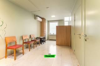 Handelspand commercieel, instapklaar en in topconditie. Dit uitstekendonderhouden pand (bouwjaar 1997) biedt 78 m² met...