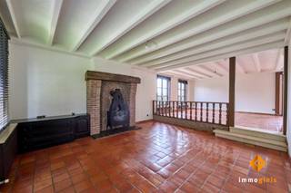 Deze zéér ruime, degelijke woning is gelegen op een mooi perceel van 7a33ca. Indeling gelijkvloers: inkomhal, ruime woonkamer met open haard, open...