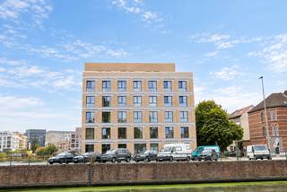 Vous recherchez un investissement sans souci ou un logement étudiant de qualité pour vos enfants qui font leurs études ? Alors ces chambres d'étudiants neuves sont sans aucun doute faites pour vous !<br /><br />EMPLACEMENT<br /><br />Découvrez ces chambres d'étudiants neuves situées dans un emplacement de choix à Gand, sur le site des Tondeliers.<br /><br />Le site se trouve à quelques minutes à vélo du centre historique de Gand ; plusieurs campus, les transports en commun, les commerces, Dok Noord et de nombreuses commodités se trouvent tous à proximité immédiate. Grâce à la proximité du petit périphérique, l’accessibilité en voiture est également excellente.<br /><br />AGENCEMENT<br /><br />Ce projet de construction neuve, baptisé TONDO, comprend 80 logements, qui sont actuellement tous loués pour la prochaine année universitaire. Grâce à des finitions de qualité et à des techniques durables, ces chambres d'étudiants constituent un investissement attractif et sans souci.<br /><br />Deux types de chambres d'étudiants sont disponibles :<br />- Chambres avec sanitaires communs<br />- Chambres avec salle de bains privative<br /><br />Prix à partir de 163 750,00 €, hors frais<br /><br />ATTOUTS<br />- Emplacement central à proximité des universités et des écoles supérieures<br />- Raccordé au réseau de chauffage urbain<br />- Gestion professionnelle<br />- Grande sécurité locative grâce au système de pool<br />- Espaces communs spacieux (cuisine-séjour, local à vélos, salle d'étude, sanitaires, etc.)<br /><br />Contactez Bram au 0472 76 90 50 ou Arthur au 0473 90 90 94 pour plus d'informations.
