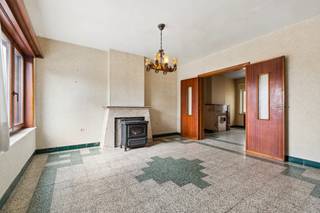 <p><span>+++ Lindestraat 133 - Denderleeuw ++<br /><br />Op een gunstige locatie in Denderleeuw bevindt zich deze </span><strong><span>2-gevelwoning </span></strong><span>ideaal voor wie op zoek is naar een renovatieproject. </span><span>De woning geniet een </span><strong><span>vlotte bereikbaarheid</span></strong><span> en ligt op korte afstand van winkels, scholen, openbaar vervoer en belangrijke verbindingswegen. </span><span>Op het gelijkvloers bevinden zich een </span><strong><span>living en eetkamer, keuken, veranda en badkamer</span></strong><span>. De verdieping telt </span><strong><span>2 slaapkamers</span></strong><span>. Daarnaast beschikt de woning over een </span><strong><span>kelder en zolder</span></strong><span>, wat zorgt voor extra berg- en gebruiksmogelijkheden. <strong>Extra troef:</strong> dankzij de zolder is er potentieel om de woning uit te breiden van <strong>2 naar 4 slaapkamers</strong>. A</span><span>chteraan bevindt zich de </span><strong><span>tuin</span></strong><span>, die eveneens vanaf de straat bereikbaar is via een </span><strong><span>smalle doorgang </span></strong><span>. </span><span>De woning dient </span><strong><span>volledig gerenoveerd</span></strong><span> te worden en biedt hierdoor de mogelijkheid om ze volledig naar eigen smaak en hedendaagse woonnormen in te richten. </span>Een interessante opportuniteit voor renovatieliefhebbers of kopers die op zoek zijn naar een woning met potentieel op een centrale locatie in Denderleeuw.</p>
<p>Interesse? Contacteer ons via 0478/059 069 of info@immoteam.be</p>